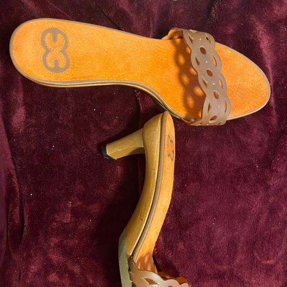 Heels - Picture 3 of 3